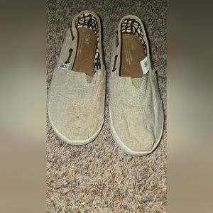 TOMS Youth Size 4 Tan Slip-On Shoes